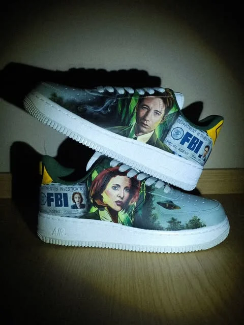 Ręcznie malowane Nike Air Force 1 z Mulderem i Scully z serialu Z Archiwum X
