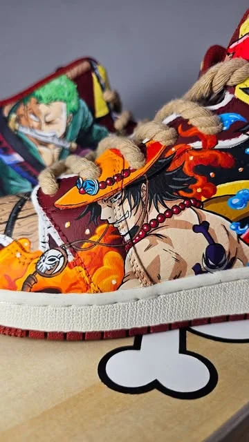 Malowany portret Portgasa D. Ace z One Piece na bucie, z ognistym tłem
