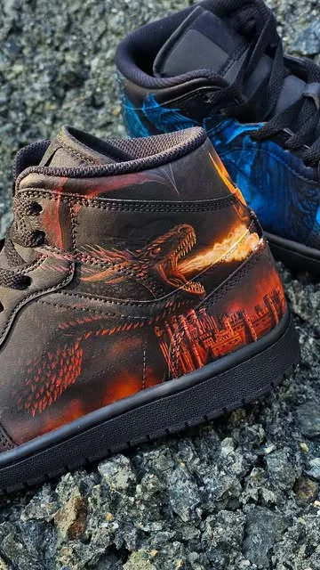 Ręcznie malowane Air Jordan 1 ze smokiem ziejącym ogniem nad płonącym miastem